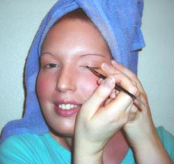 Mineral Eyeliner Application